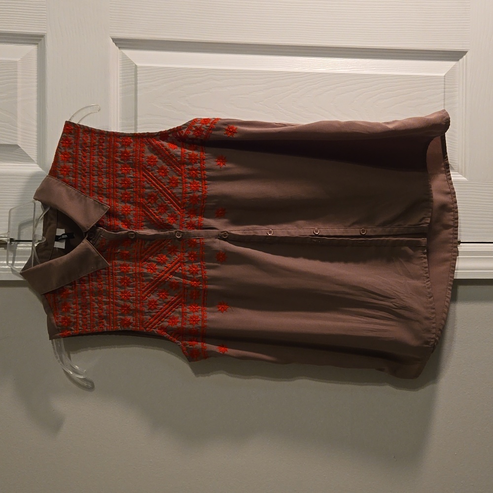 Brown buttondown collared tank with red knit applique design - Medium